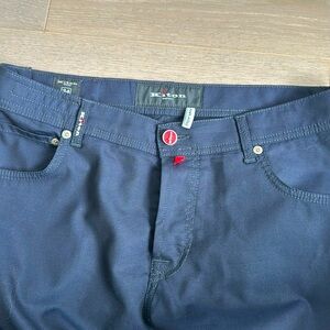 Men’s Kiton light weight navy blue wool pant. Size 34